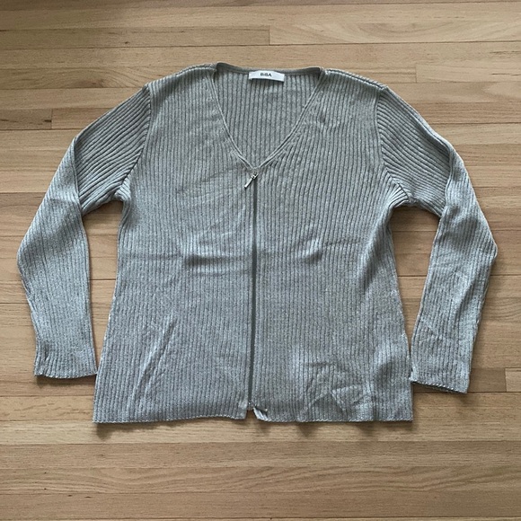 Beautiful Silver Cardigan with Zipper - Picture 5 of 8